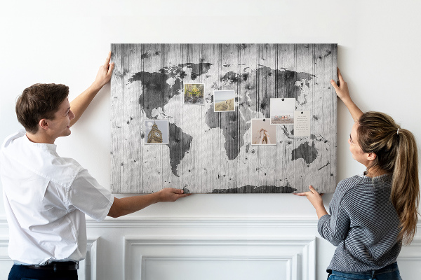 Tableau de liège Une carte du monde sur un fond de planches de bois