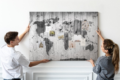 Tableau de liège Une carte du monde sur un fond de planches de bois
