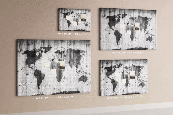 Tableau de liège Une carte du monde sur un fond de planches de bois