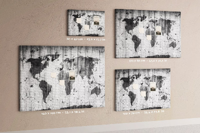Tableau de liège Une carte du monde sur un fond de planches de bois