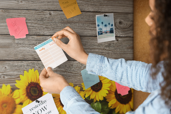 Tableau affichage liège Tournesols sur fond de planches de bois