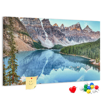 Tableau affichage liège Le paysage montagneux se reflète dans le lac