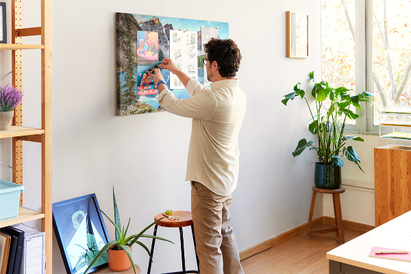 Tableau affichage liège Le paysage montagneux se reflète dans le lac