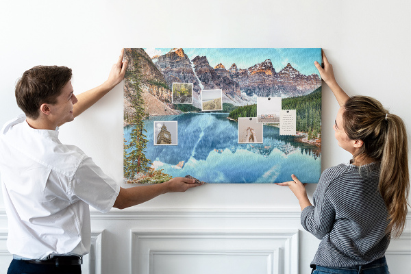 Tableau affichage liège Le paysage montagneux se reflète dans le lac