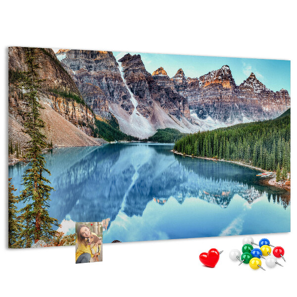 Tableau affichage liège Le paysage montagneux se reflète dans le lac
