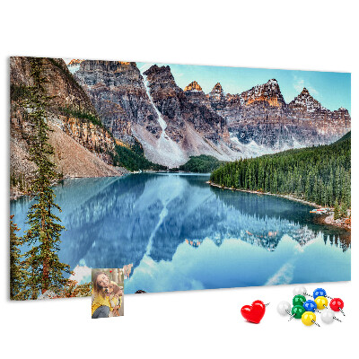 Tableau affichage liège Le paysage montagneux se reflète dans le lac