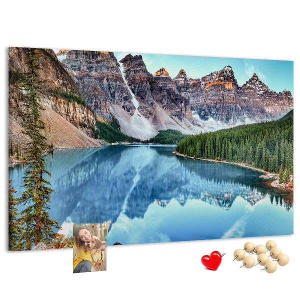 Tableau affichage liège Le paysage montagneux se reflète dans le lac