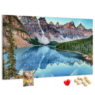 Tableau affichage liège Le paysage montagneux se reflète dans le lac