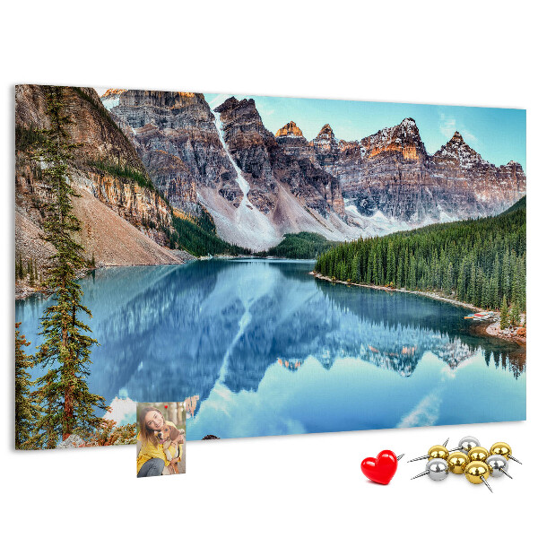 Tableau affichage liège Le paysage montagneux se reflète dans le lac
