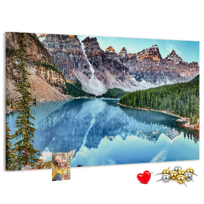 Tableau affichage liège Le paysage montagneux se reflète dans le lac