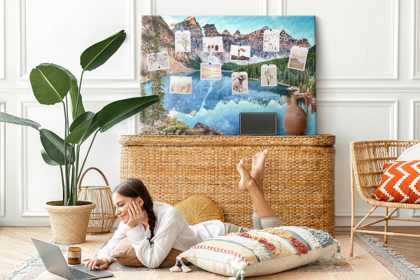 Tableau affichage liège Le paysage montagneux se reflète dans le lac