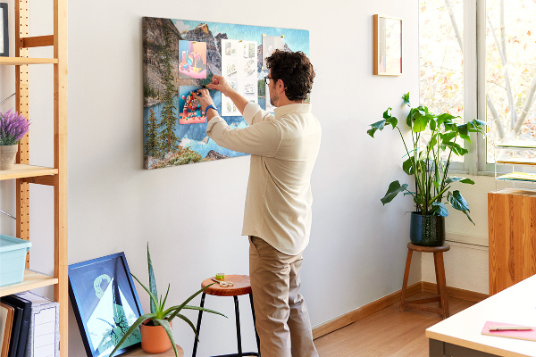 Tableau affichage liège Le paysage montagneux se reflète dans le lac