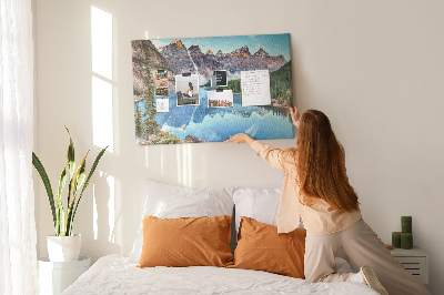 Tableau affichage liège Le paysage montagneux se reflète dans le lac
