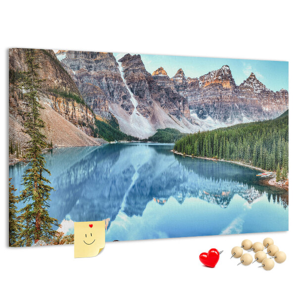 Tableau affichage liège Le paysage montagneux se reflète dans le lac