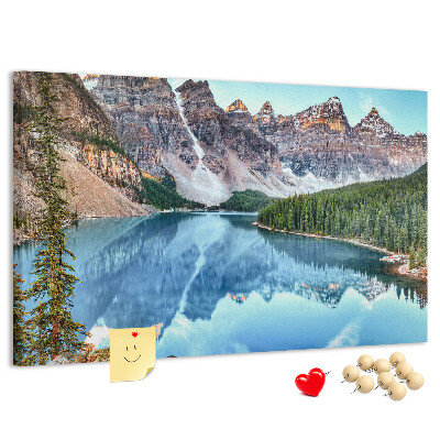 Tableau affichage liège Le paysage montagneux se reflète dans le lac