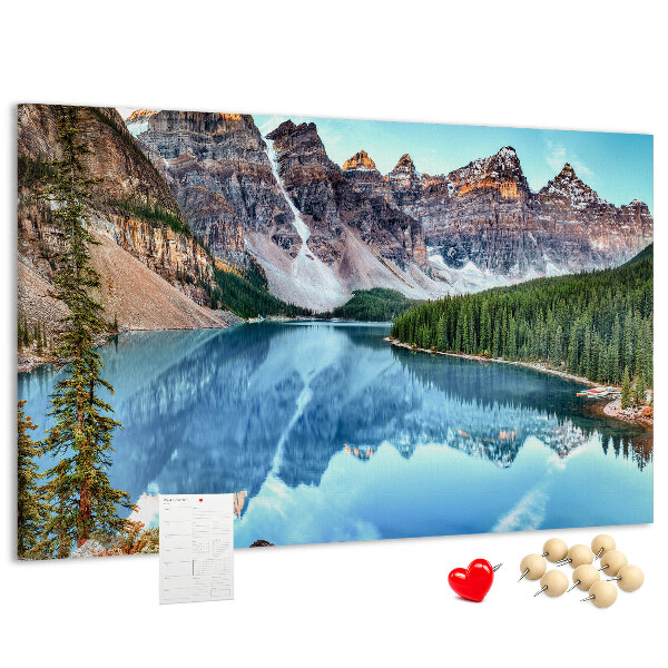 Tableau affichage liège Le paysage montagneux se reflète dans le lac