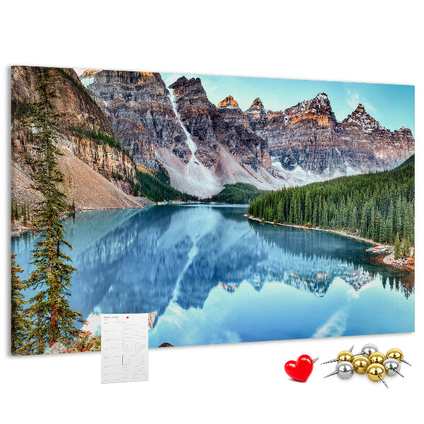 Tableau affichage liège Le paysage montagneux se reflète dans le lac