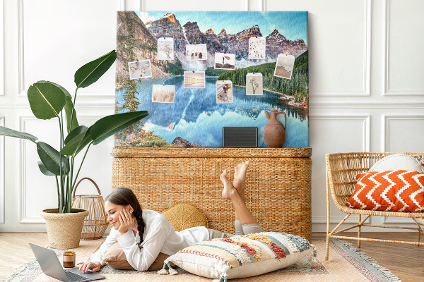 Tableau affichage liège Le paysage montagneux se reflète dans le lac