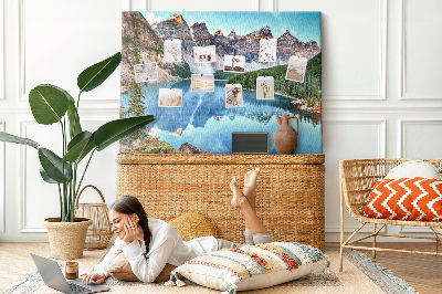Tableau affichage liège Le paysage montagneux se reflète dans le lac