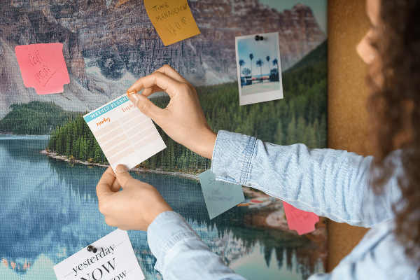 Tableau affichage liège Le paysage montagneux se reflète dans le lac