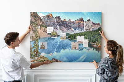 Tableau affichage liège Le paysage montagneux se reflète dans le lac