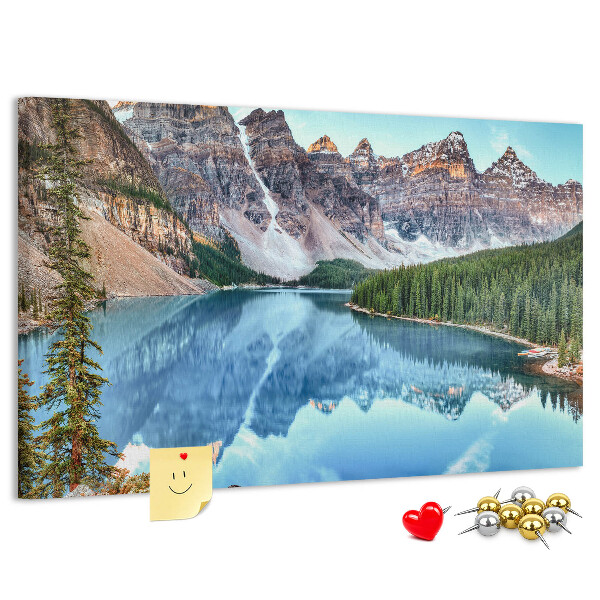 Tableau affichage liège Le paysage montagneux se reflète dans le lac