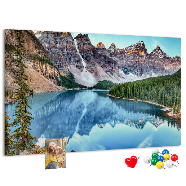 Tableau affichage liège Le paysage montagneux se reflète dans le lac