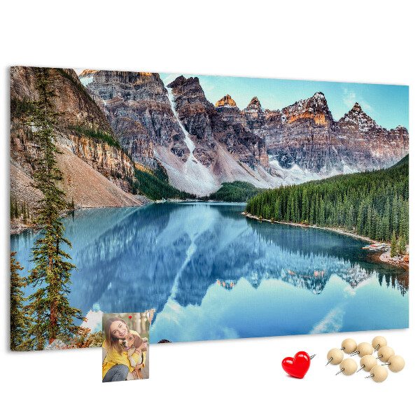 Tableau affichage liège Le paysage montagneux se reflète dans le lac