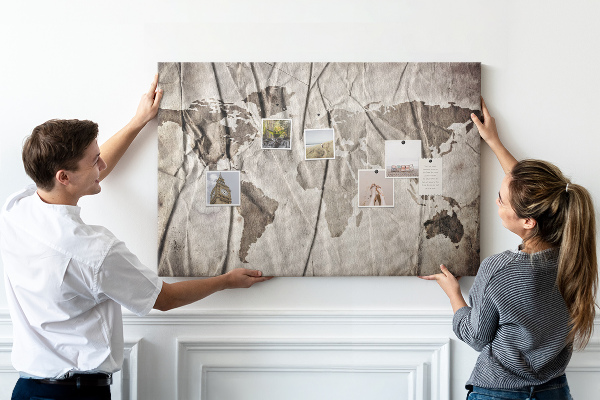 Tableau affichage liège Une carte du monde abîmée sur fond de papier