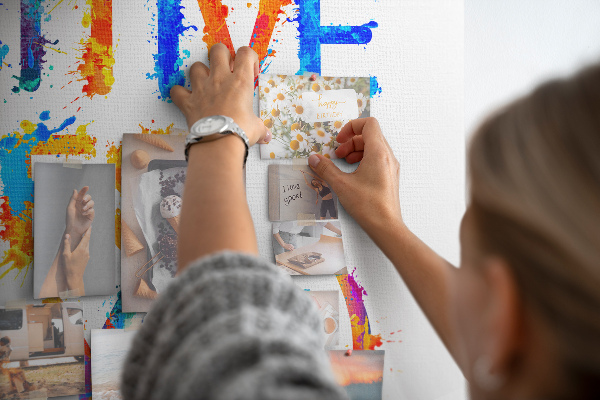 Tableau de liège Lettres colorées sur fond blanc