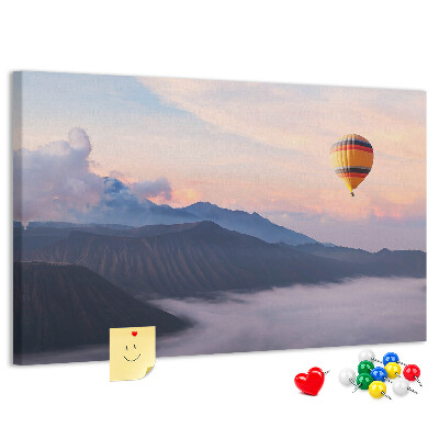 Tableau en liège Ballon se détachant sur un paysage montagneux à l'aube.