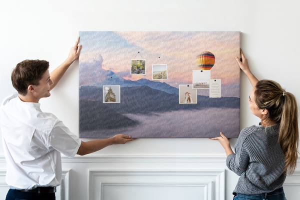Tableau en liège Ballon se détachant sur un paysage montagneux à l'aube.