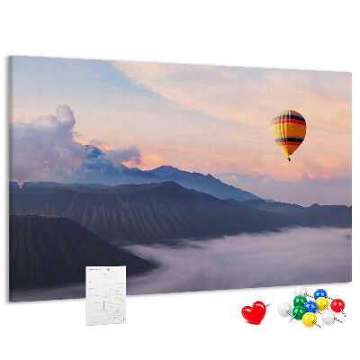 Tableau en liège Ballon se détachant sur un paysage montagneux à l'aube.