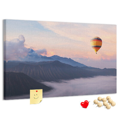 Tableau en liège Ballon se détachant sur un paysage montagneux à l'aube.
