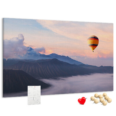 Tableau en liège Ballon se détachant sur un paysage montagneux à l'aube.