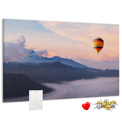 Tableau en liège Ballon se détachant sur un paysage montagneux à l'aube.