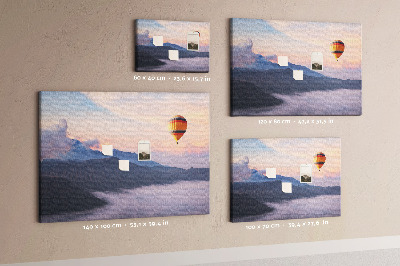 Tableau en liège Ballon se détachant sur un paysage montagneux à l'aube.