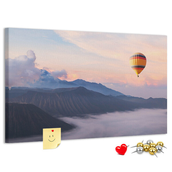 Tableau en liège Ballon se détachant sur un paysage montagneux à l'aube.