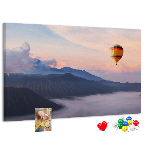 Tableau en liège Ballon se détachant sur un paysage montagneux à l'aube.