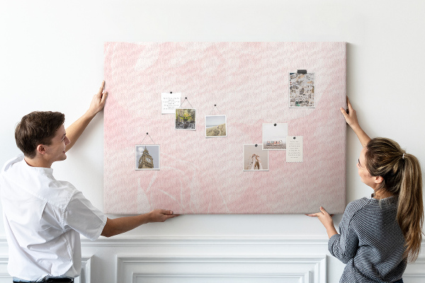 Tableau affichage liège Délicates roses roses en arrière-plan.