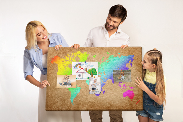 Tableau affichage liège Carte du monde colorée sur fond marron