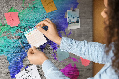 Tableau en liège Carte du monde colorée sur fond gris