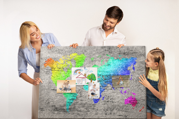 Tableau en liège Carte du monde colorée sur fond gris