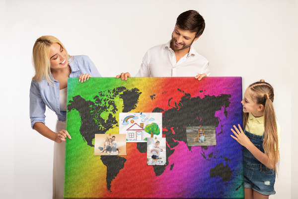 Tableau affichage liège Carte du monde arc-en-ciel sur fond coloré