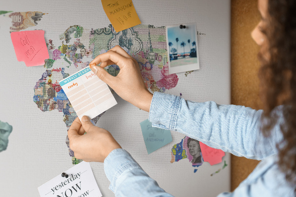 Tableau affichage liège Une carte du monde réalisée avec des billets de banque de différents pays