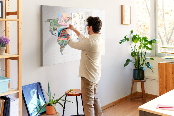 Tableau affichage liège Une carte du monde réalisée avec des billets de banque de différents pays