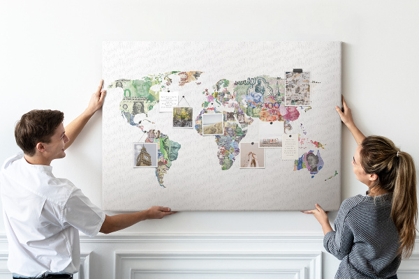 Tableau affichage liège Une carte du monde réalisée avec des billets de banque de différents pays