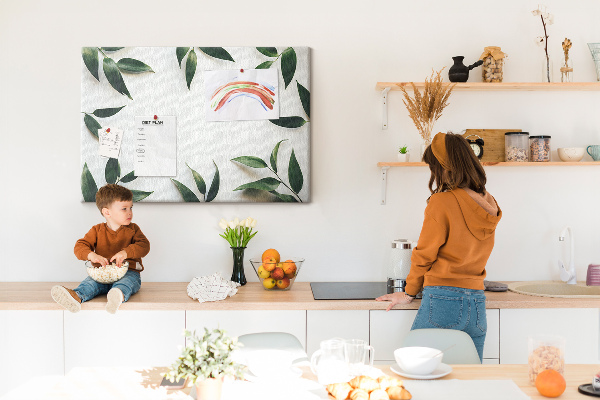 Tableau en liège Feuilles disposées dans un arrangement délicat et minimaliste