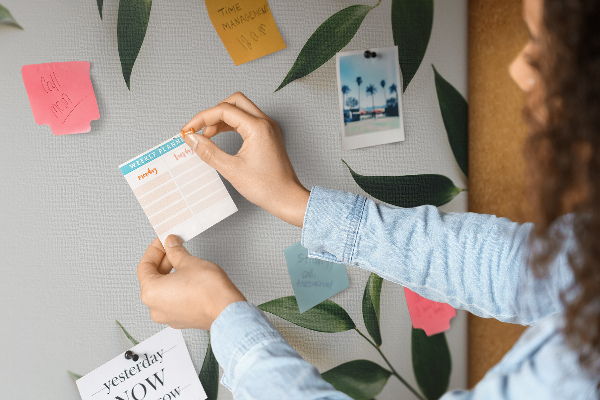 Tableau en liège Feuilles disposées dans un arrangement délicat et minimaliste