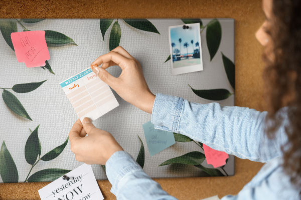 Tableau en liège Feuilles disposées dans un arrangement délicat et minimaliste